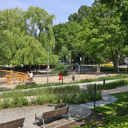 Park By Renters Apartment